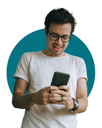 hombre viendo su celular