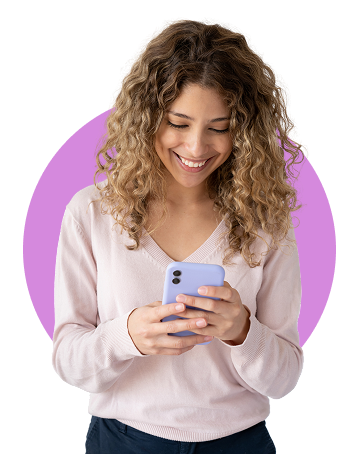 mujer viendo su celular